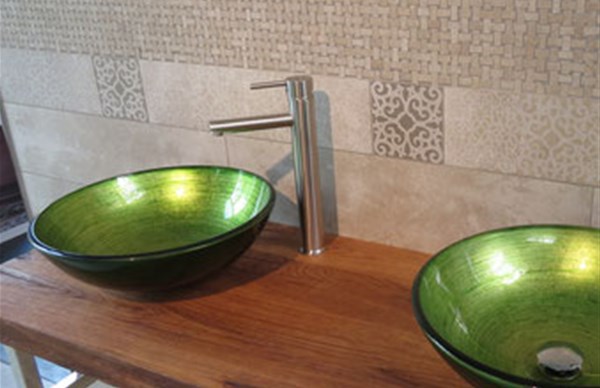 Lavabo in vetro decorato