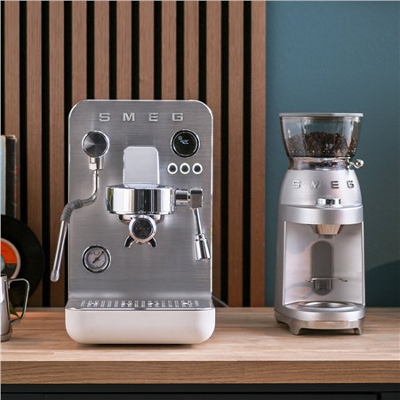 Il set da barista di Smeg: design e tecnologia per un caffè perfetto a casa