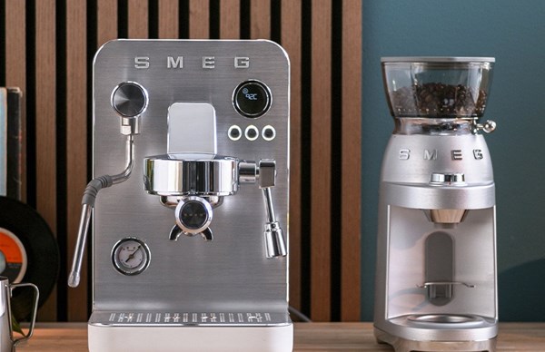 Il set da barista di Smeg: design e tecnologia per un caffè perfetto a casa